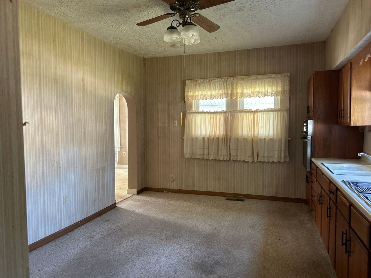 205 W Walnut St - Photo 2 of 9