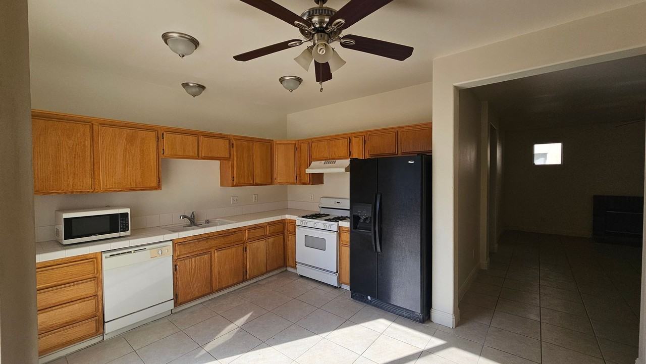 8503 Mainsail Dr - Photo 4 of 11