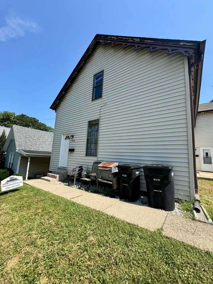 121 Asher St - Photo 2 of 3