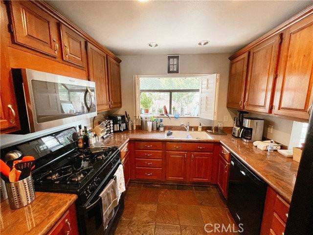 2200 Graham Ave - Photo 2 of 8