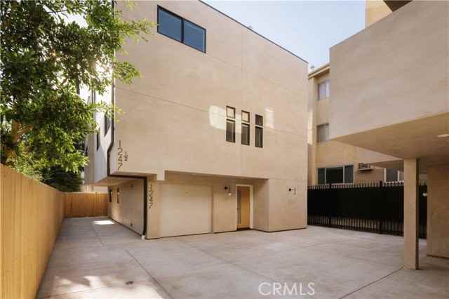 1249 Seward St - Photo 3 of 7