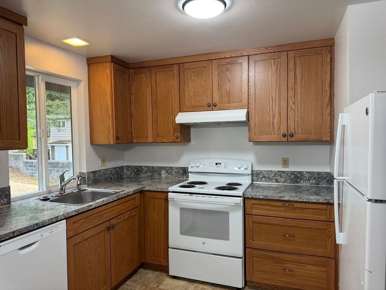 13617 Se Fairwood Blvd - Photo 3 of 13