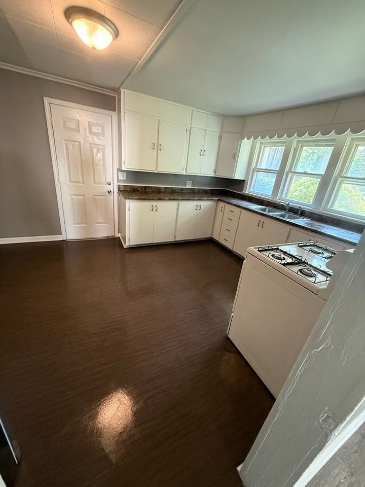 1910 N Lyon Avenue - Photo 4 of 16