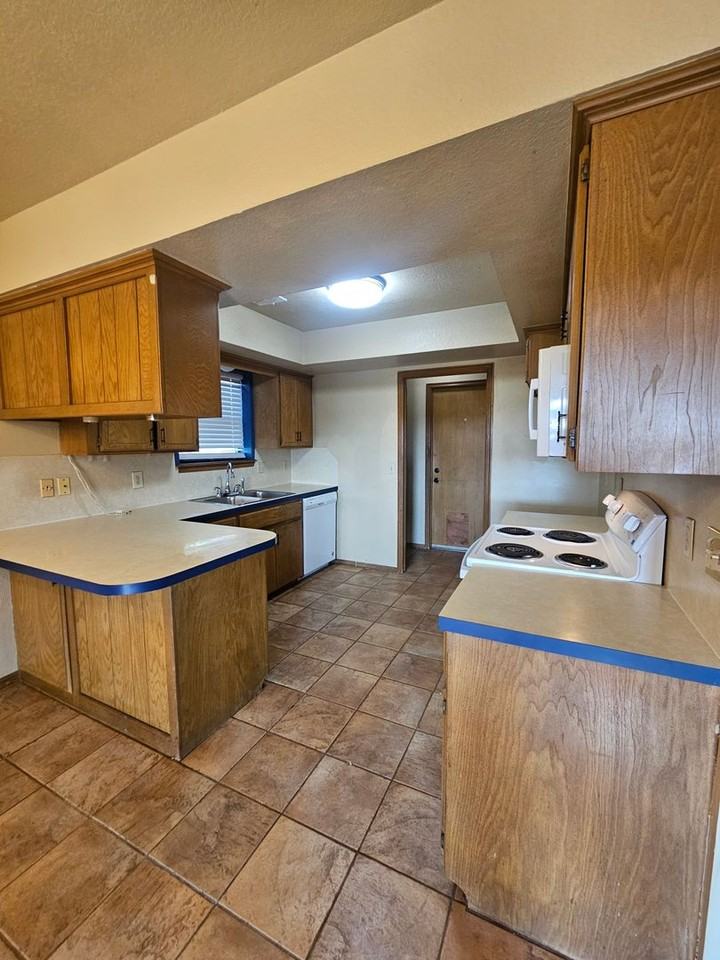 1204 Burkshire Ter - Photo 6 of 18