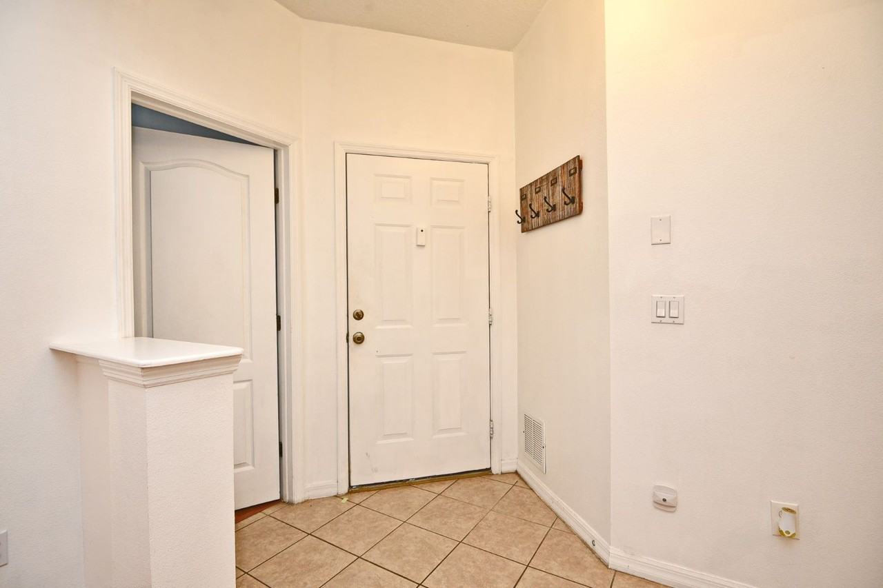 692 Seabrook Ct #102 - Photo 4 of 35