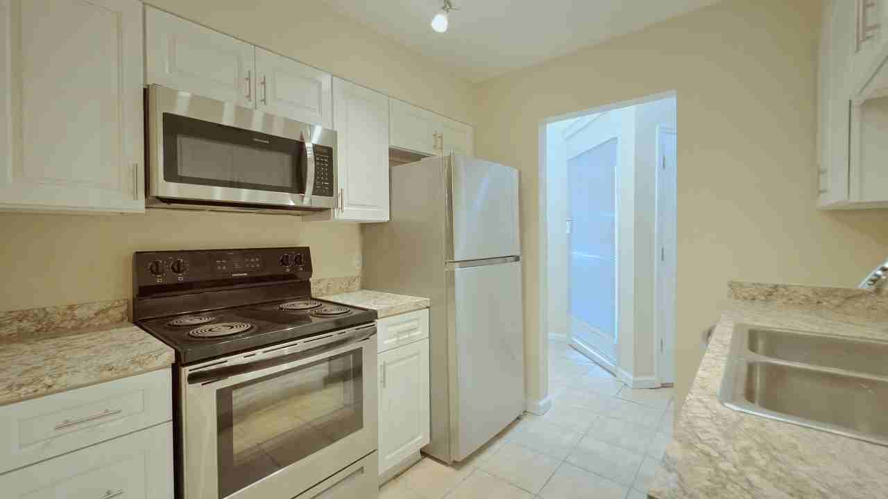 310 74th Ave N #11 - Photo 3 of 28