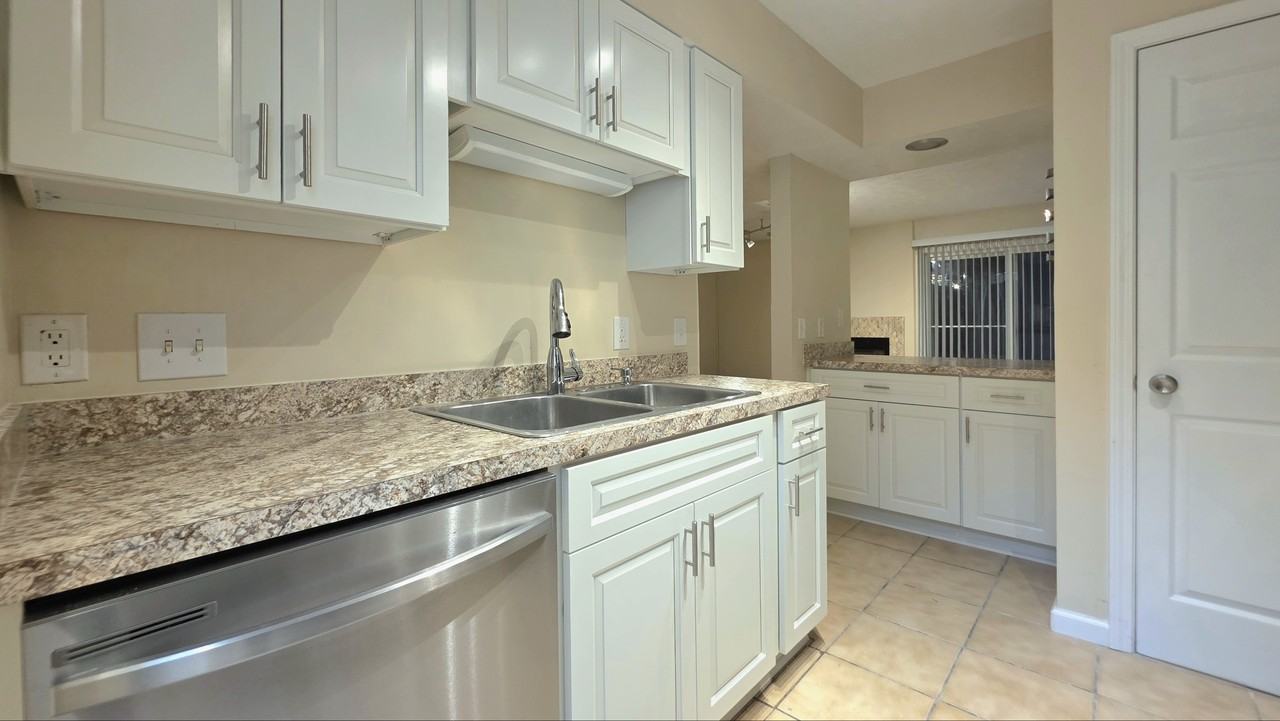 310 74th Ave N #11 - Photo 5 of 28