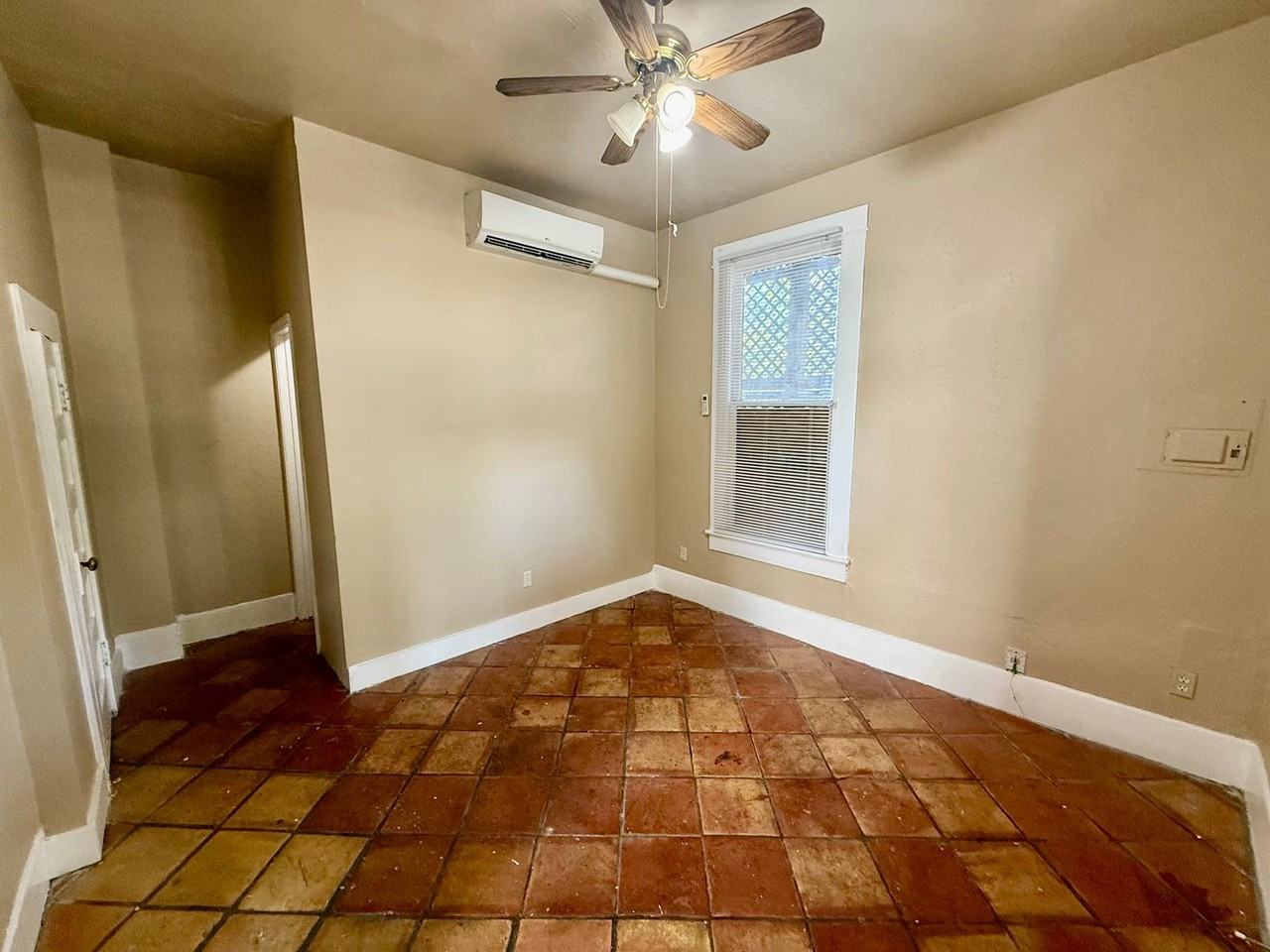 241 Post Ave - Photo 5 of 15