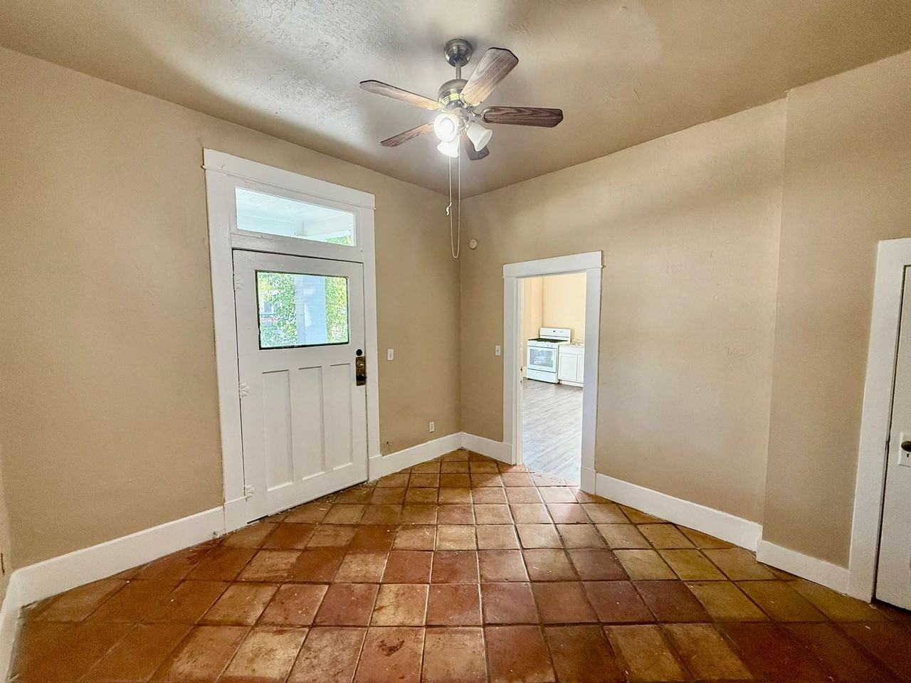 241 Post Ave - Photo 6 of 15