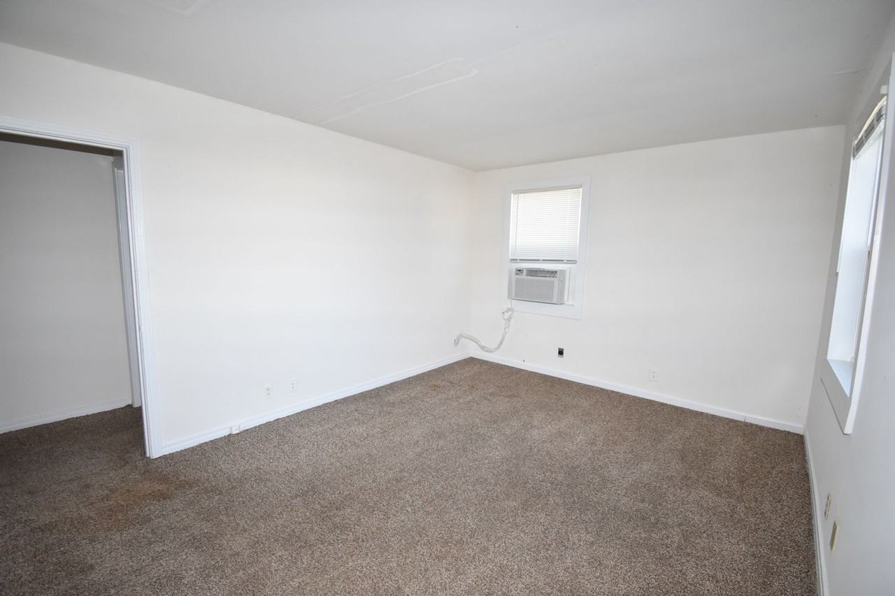 1224 Greenfield Dr - Photo 2 of 13