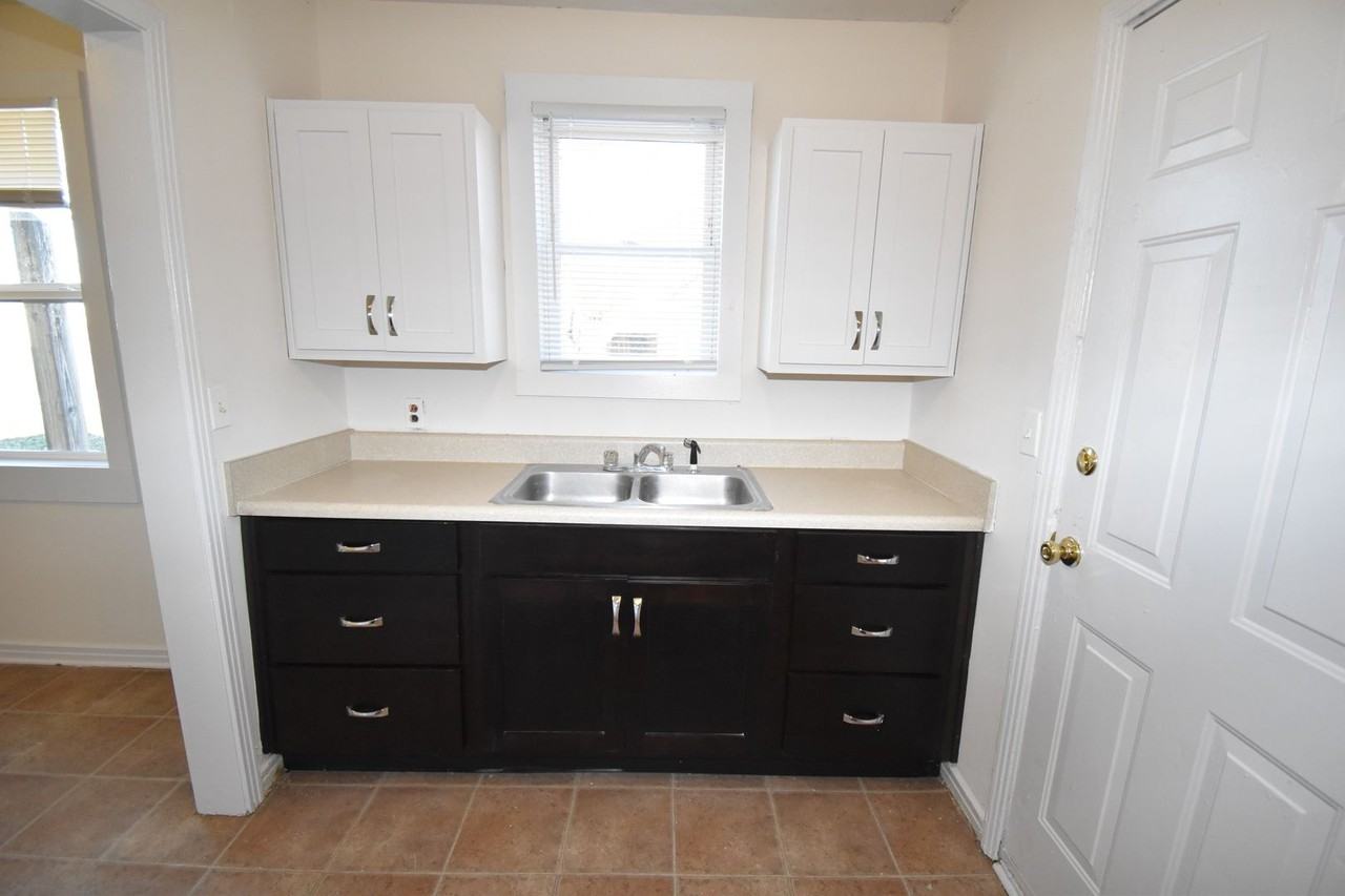 1224 Greenfield Dr - Photo 6 of 13