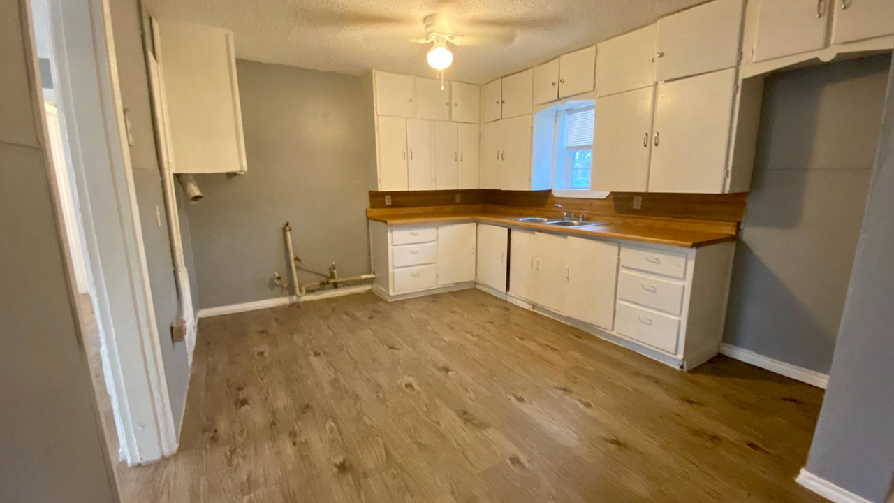 122 Avenue V - Photo 3 of 8