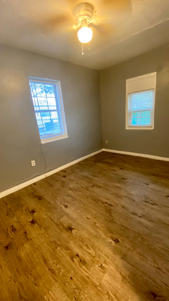 122 Avenue V - Photo 5 of 8