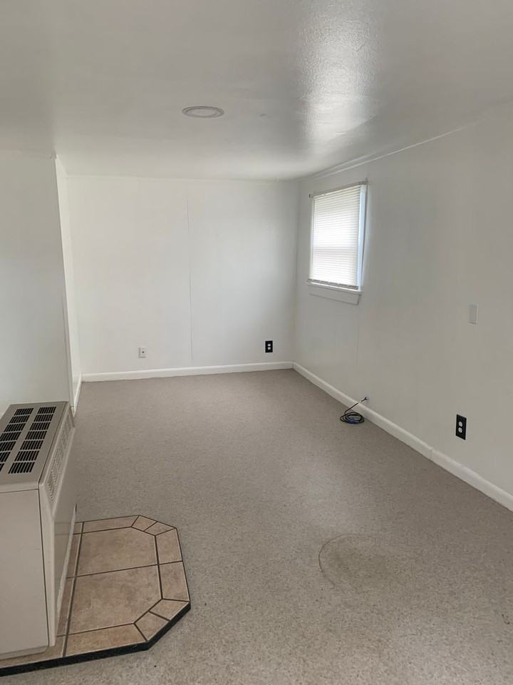 515 1/2 2nd St Se - Photo 5 of 8