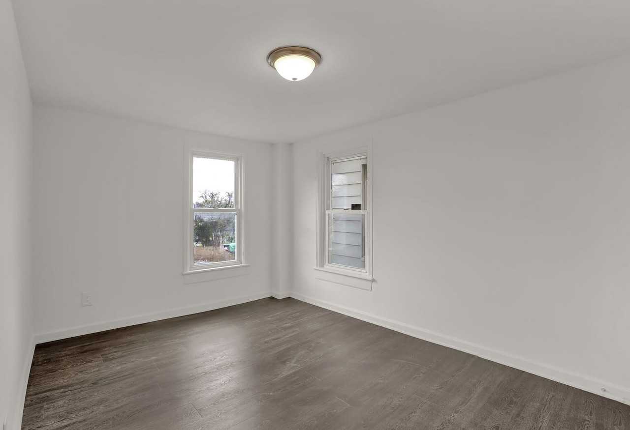 569 Pleasant St - Photo 3 of 24