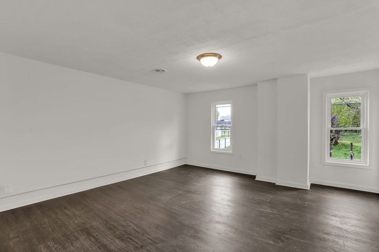 569 Pleasant St - Photo 5 of 24