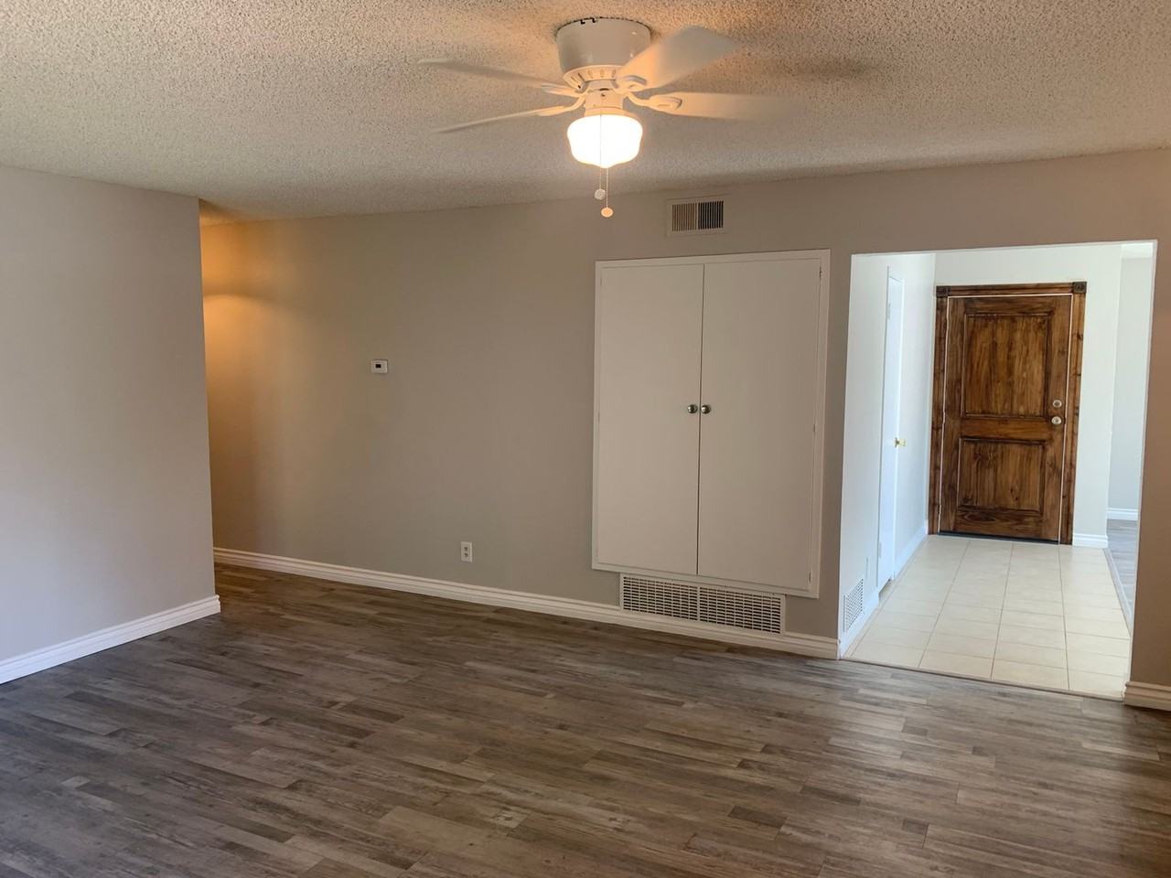 24214 Hamlin St - Photo 6 of 20
