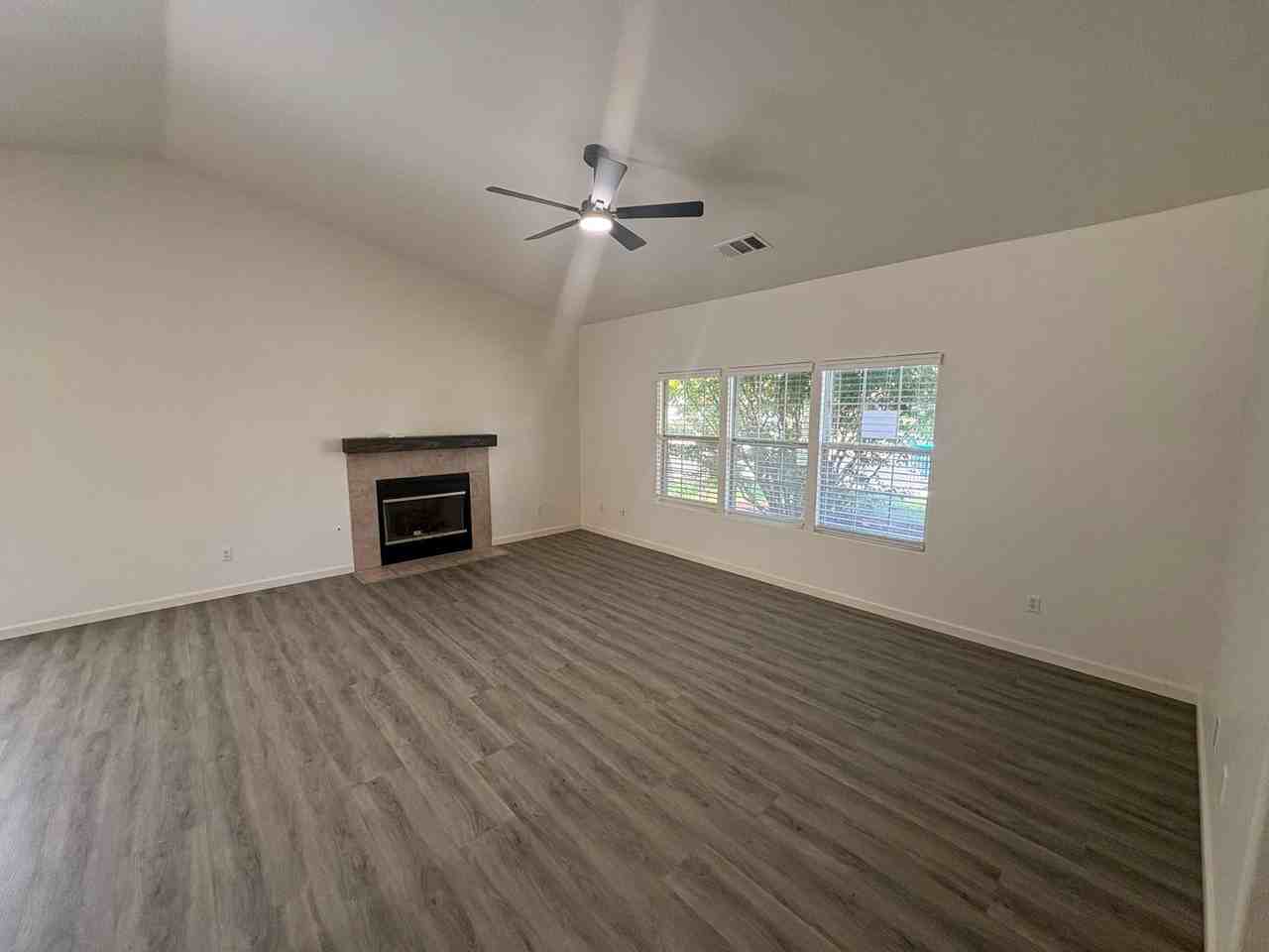 1106 N Crenshaw St - Photo 4 of 39