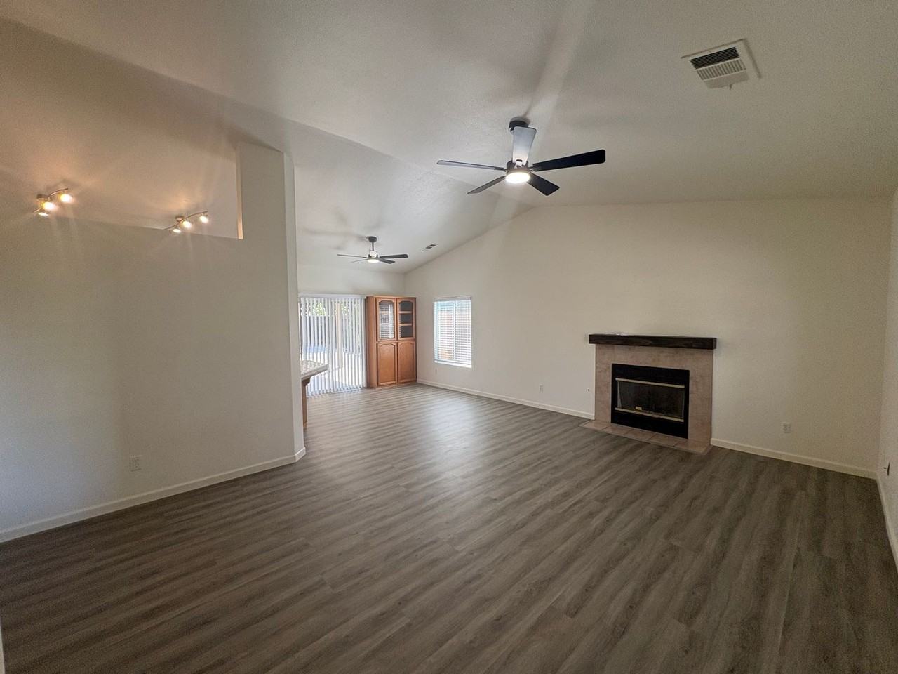 1106 N Crenshaw St - Photo 5 of 39