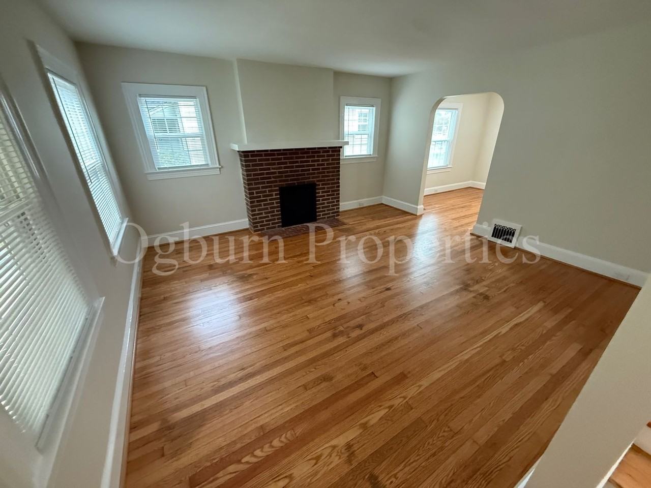 2081 Queen St - Photo 4 of 15