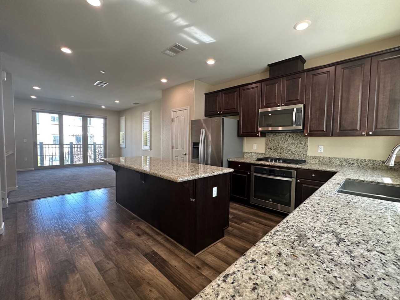 3059 Manuel St - Photo 2 of 17
