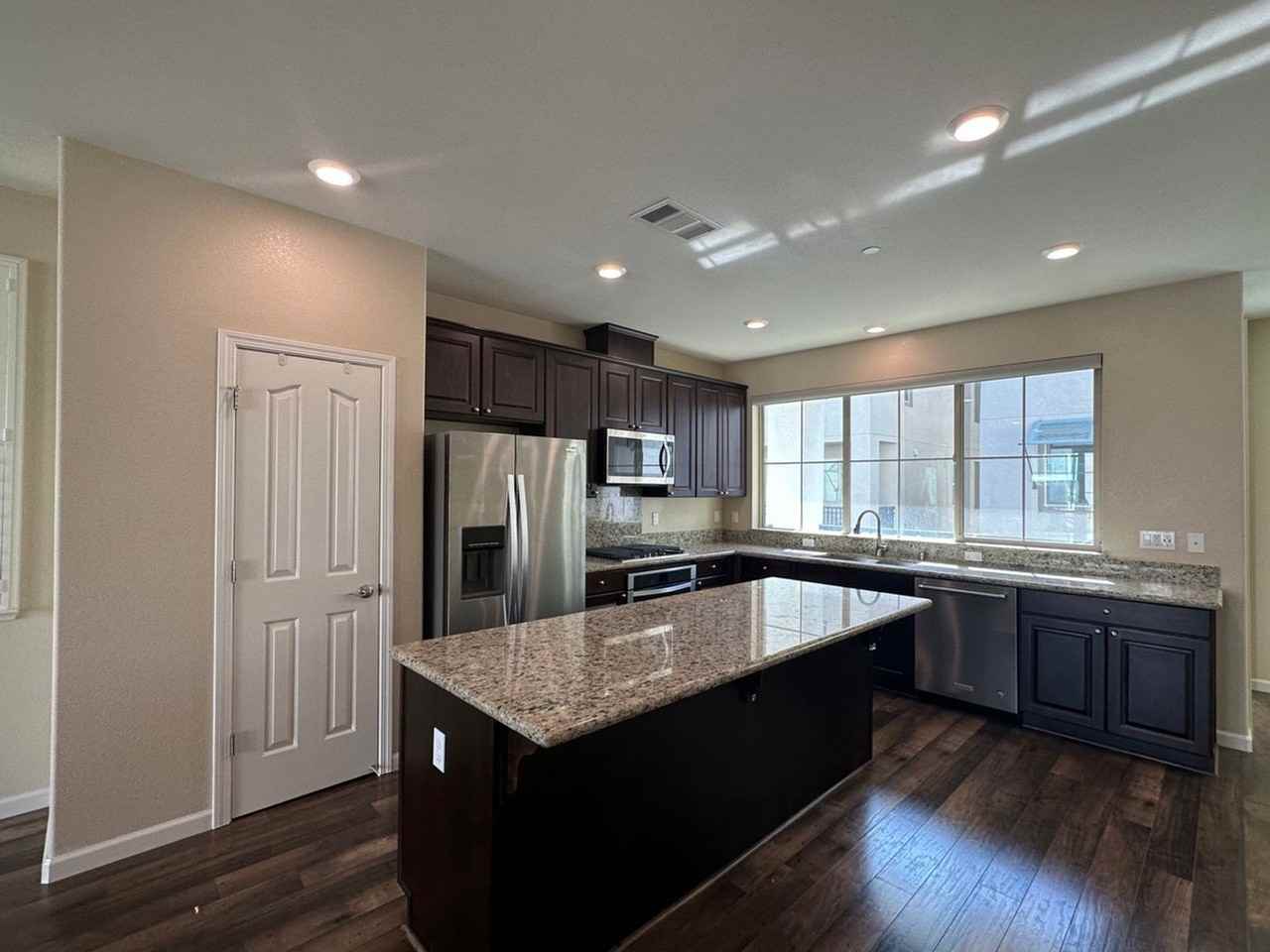 3059 Manuel St - Photo 3 of 17