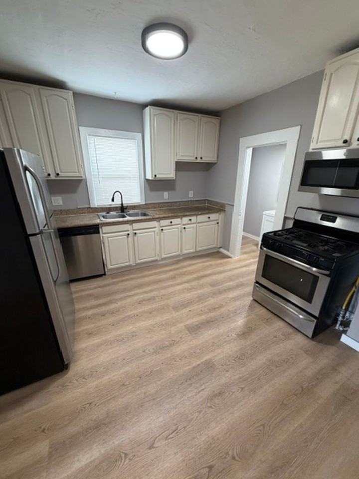 828 21st St - Photo 2 of 9