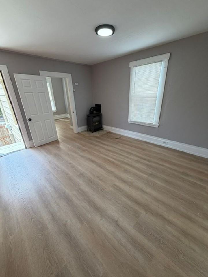 828 21st St - Photo 3 of 9