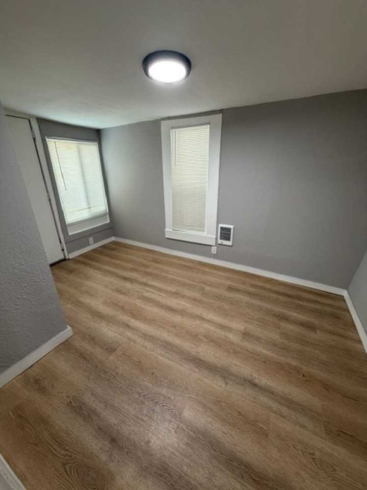 828 21st St - Photo 4 of 9