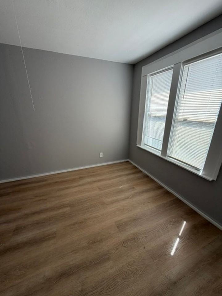 828 21st St - Photo 5 of 9