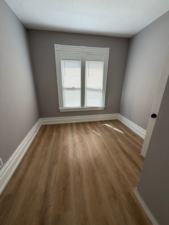 828 21st St - Photo 6 of 9