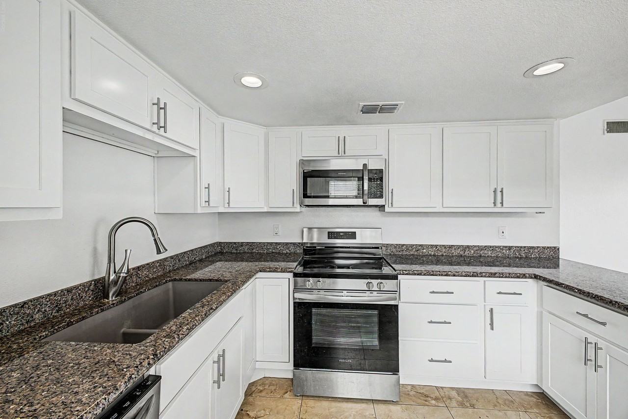 1297 W 5th St - Photo 3 of 29