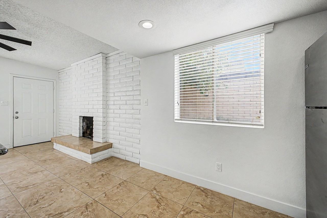 1297 W 5th St - Photo 4 of 29