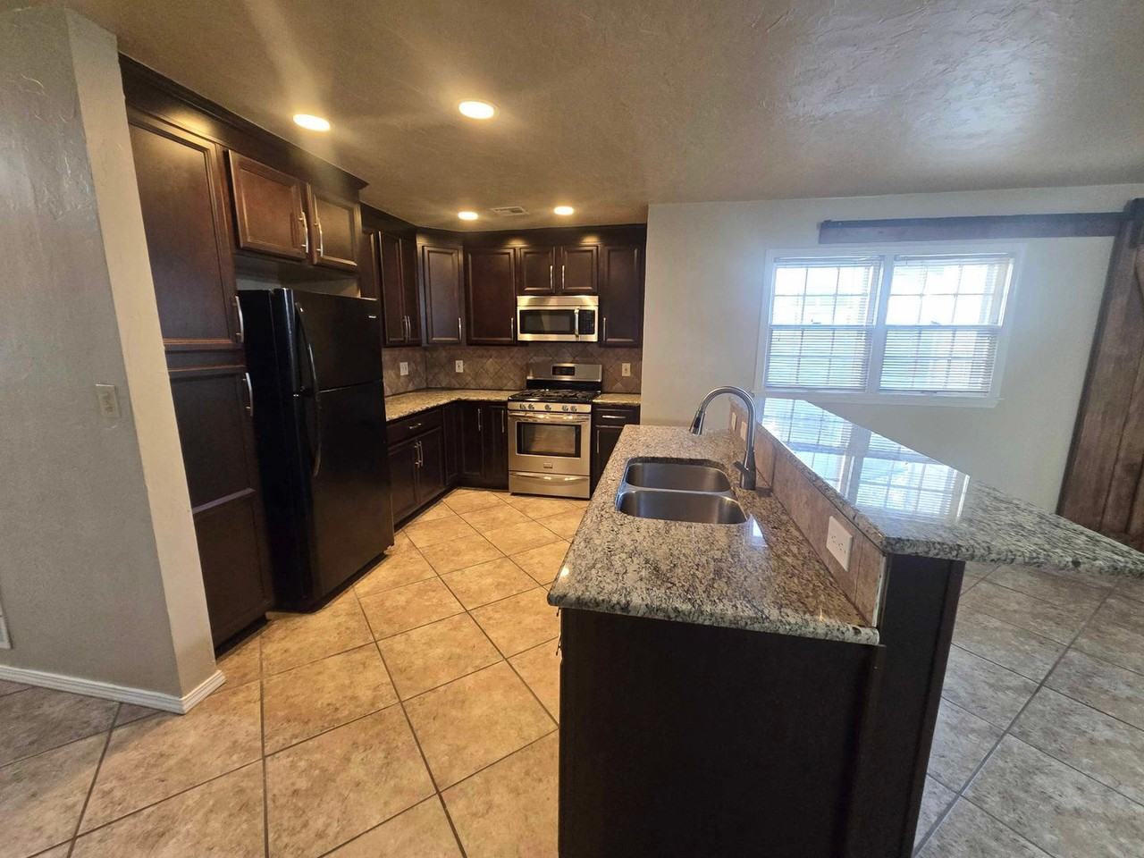 6805 Nw 42nd St - Photo 6 of 15