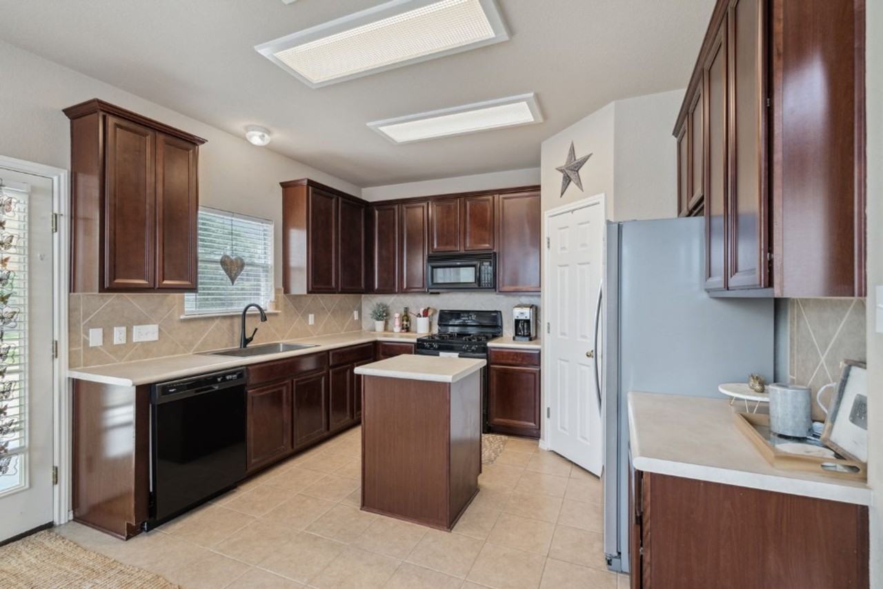 2913 Fleet Dr - Photo 6 of 30