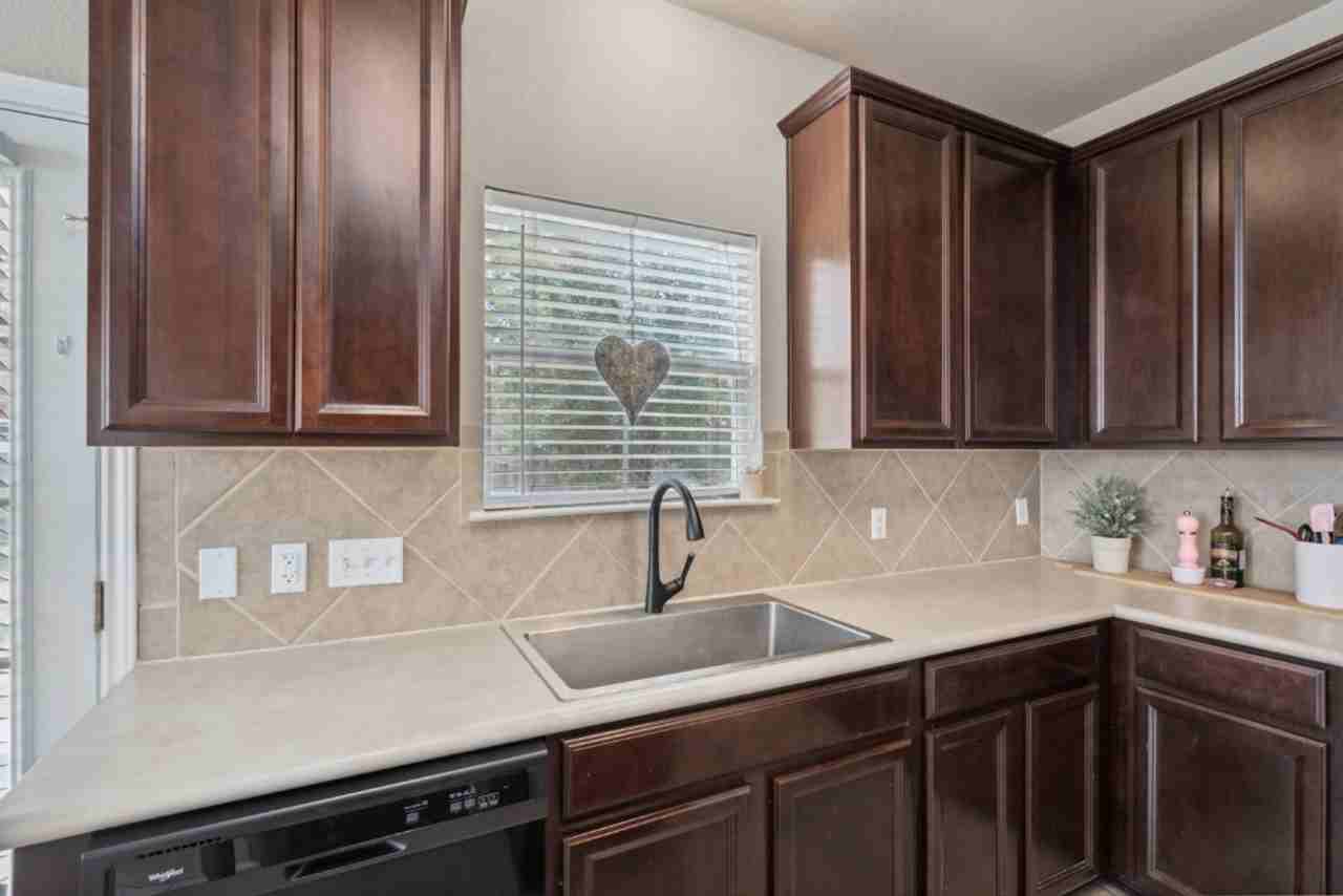 2913 Fleet Dr - Photo 7 of 30