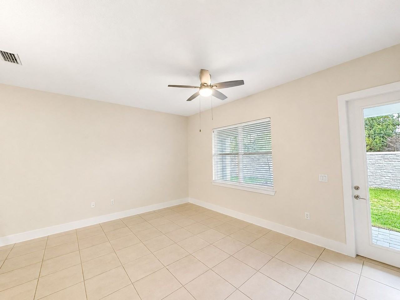 1435 Brookdale Ct - Photo 5 of 16