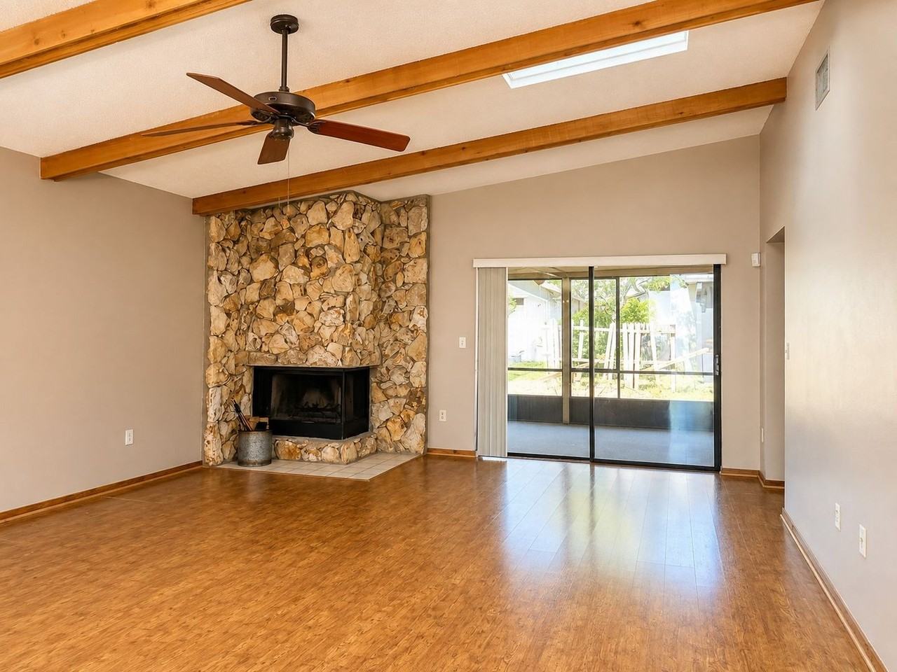 1455 King Ct - Photo 3 of 17