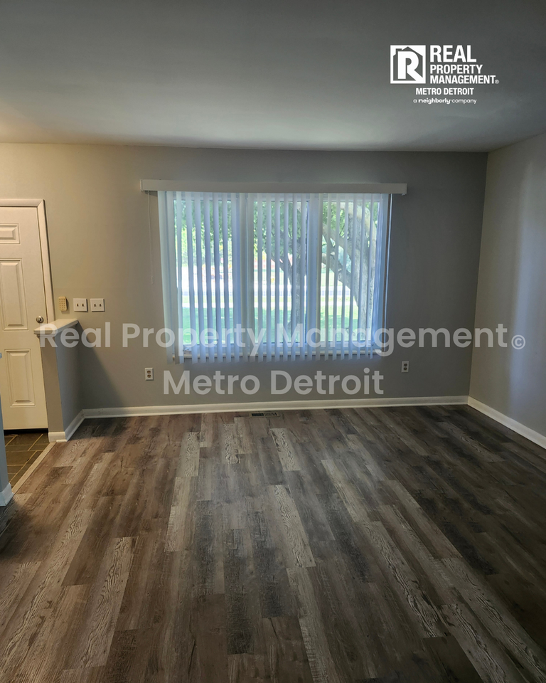 39443 Jefferson Ave - Photo 2 of 12