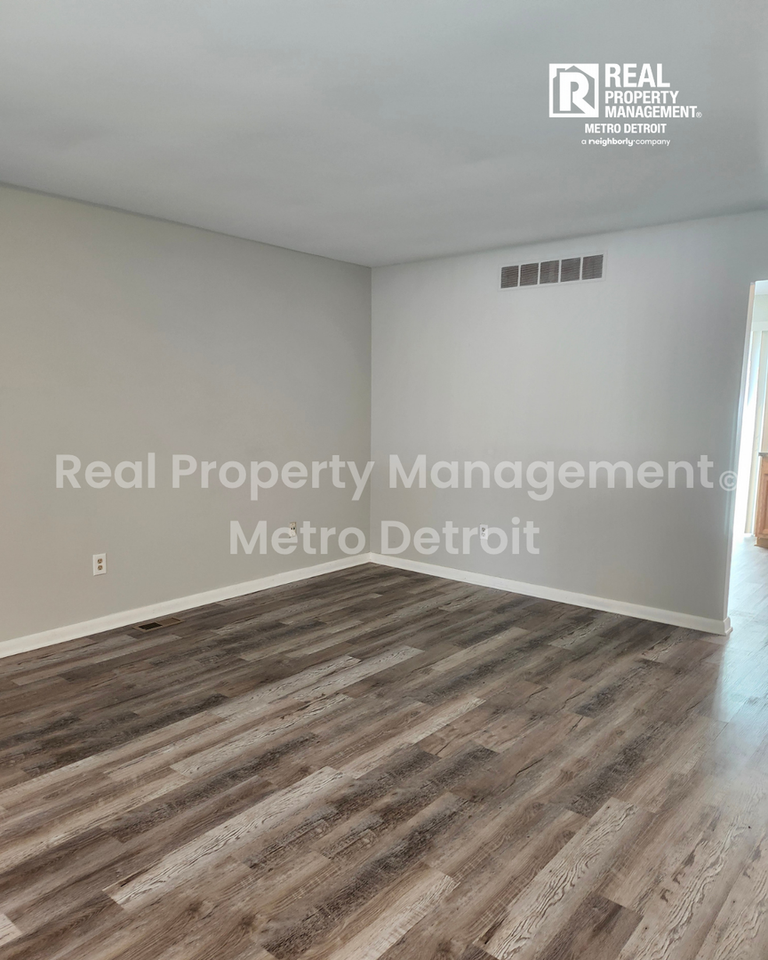 39443 Jefferson Ave - Photo 3 of 12