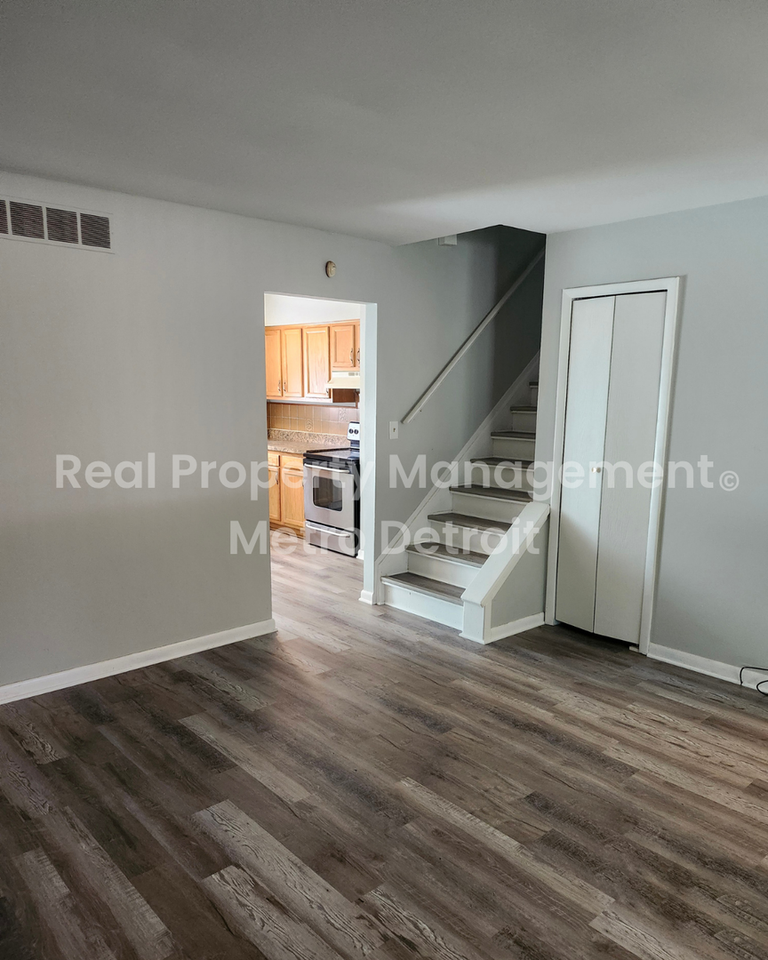 39443 Jefferson Ave - Photo 4 of 12