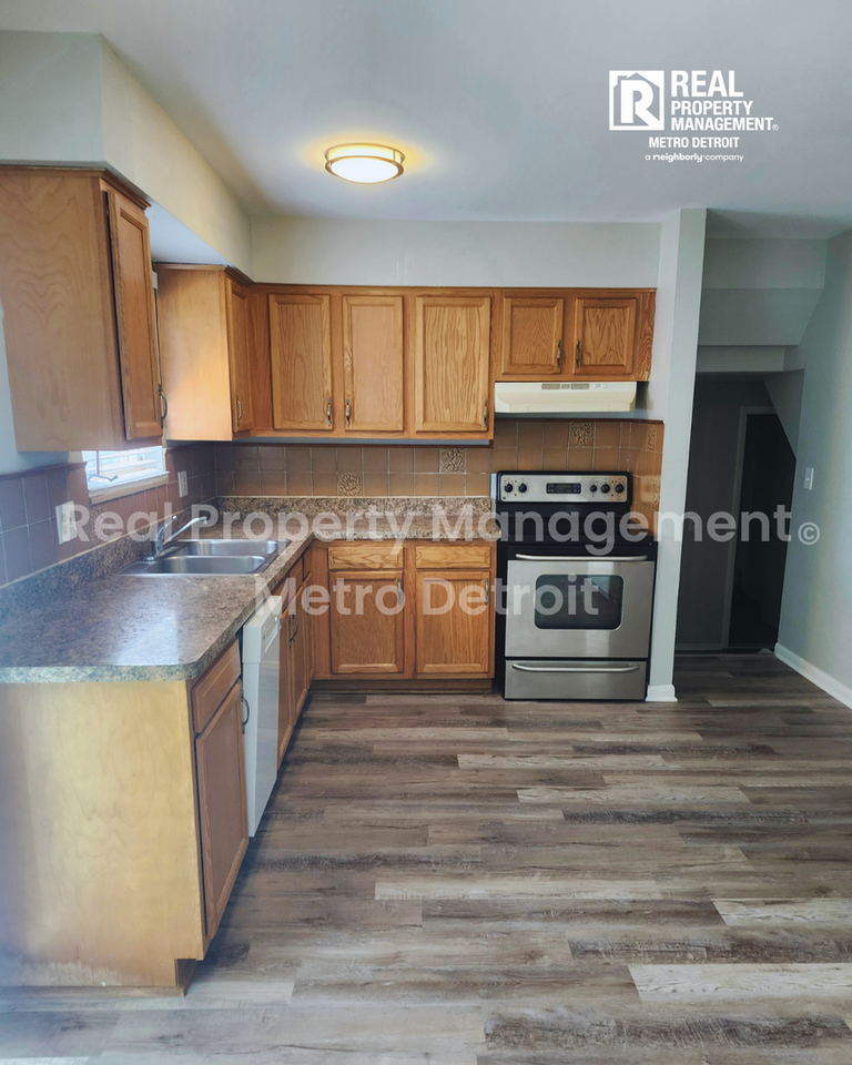 39443 Jefferson Ave - Photo 5 of 12