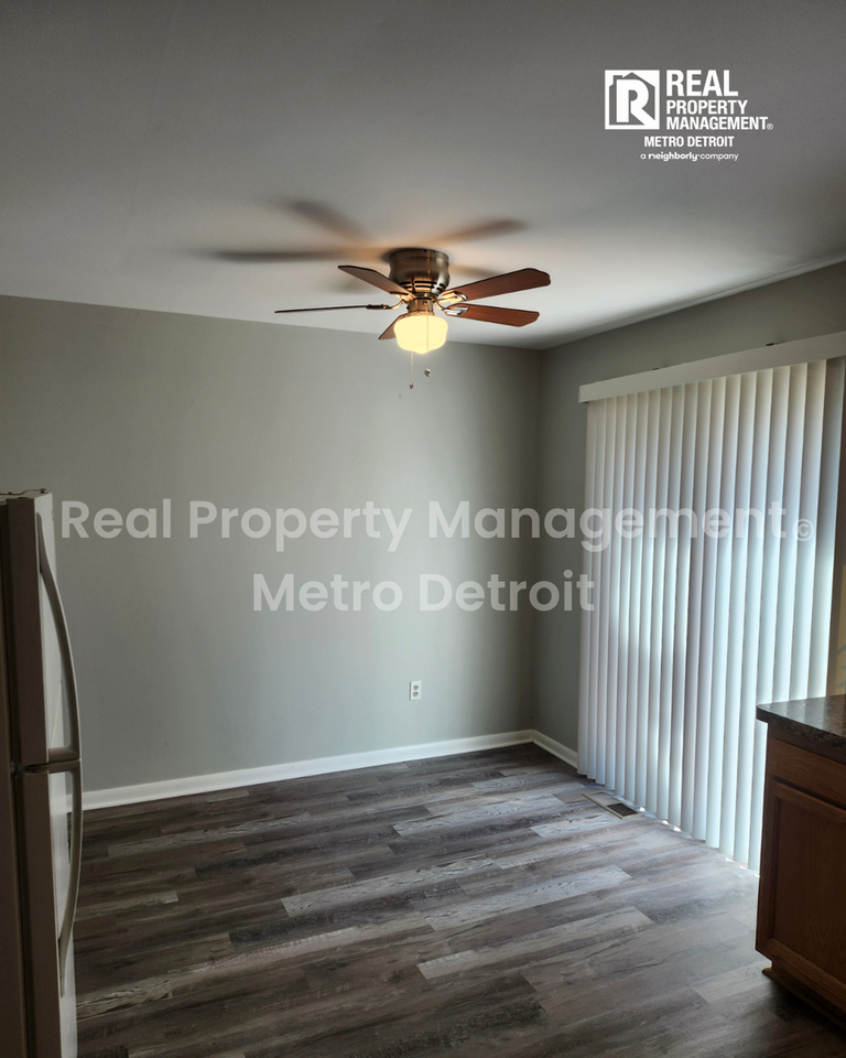 39443 Jefferson Ave - Photo 7 of 12