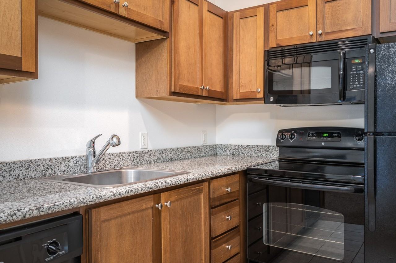 455 NE 24th Ave - Photo 3 of 13