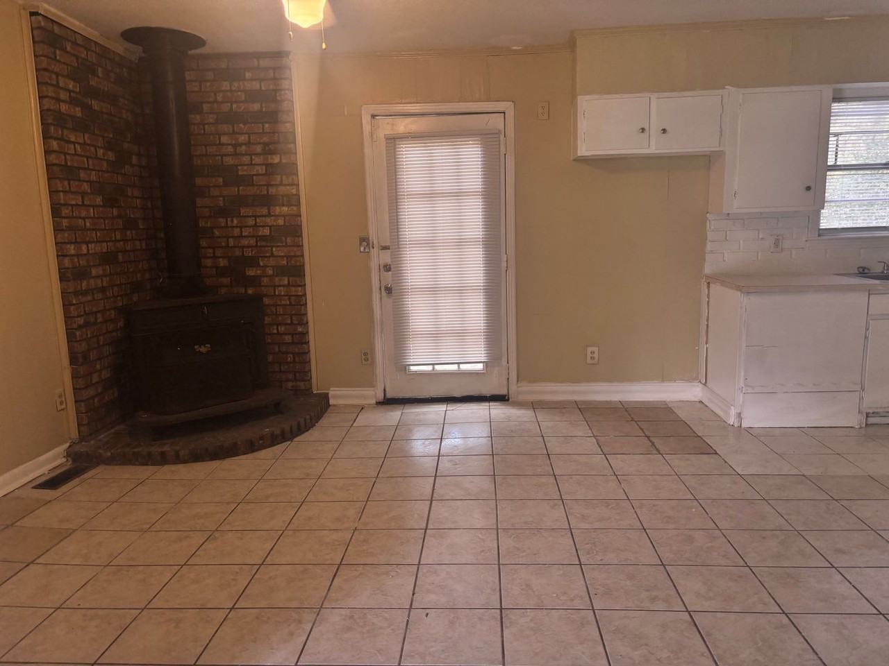 2741 Revere St - Photo 5 of 10