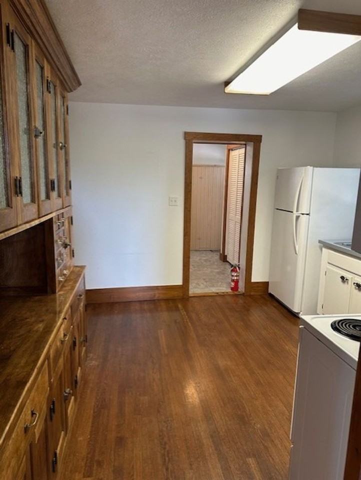 304 S Main St - Photo 3 of 16