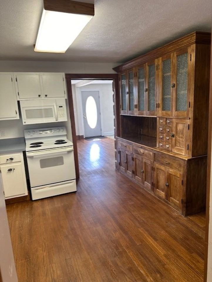 304 S Main St - Photo 4 of 16