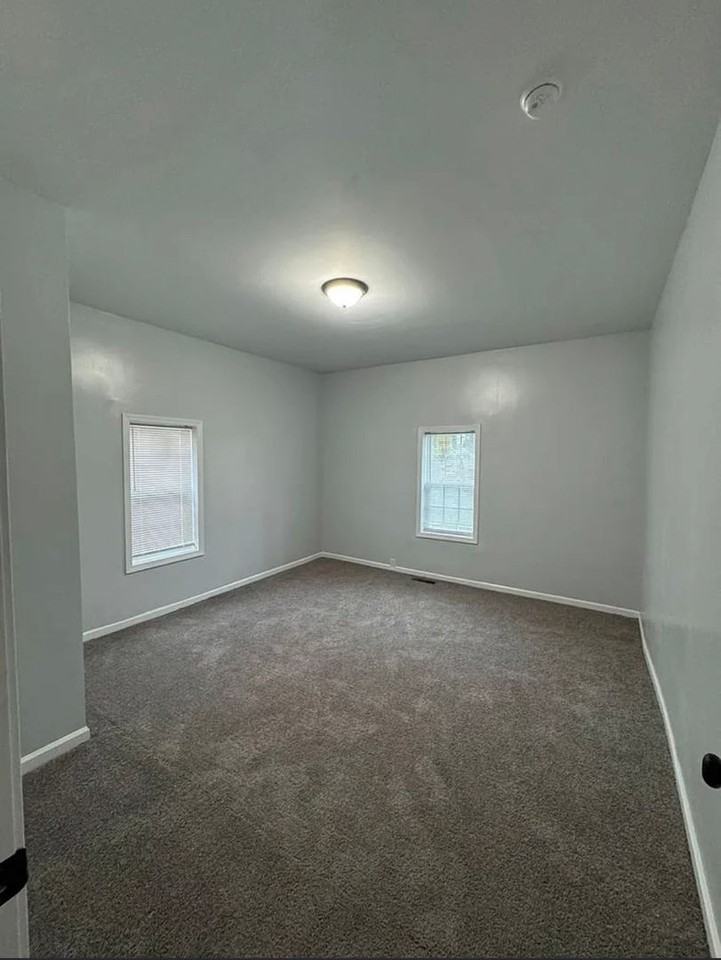 122 E 14th St - Photo 3 of 10