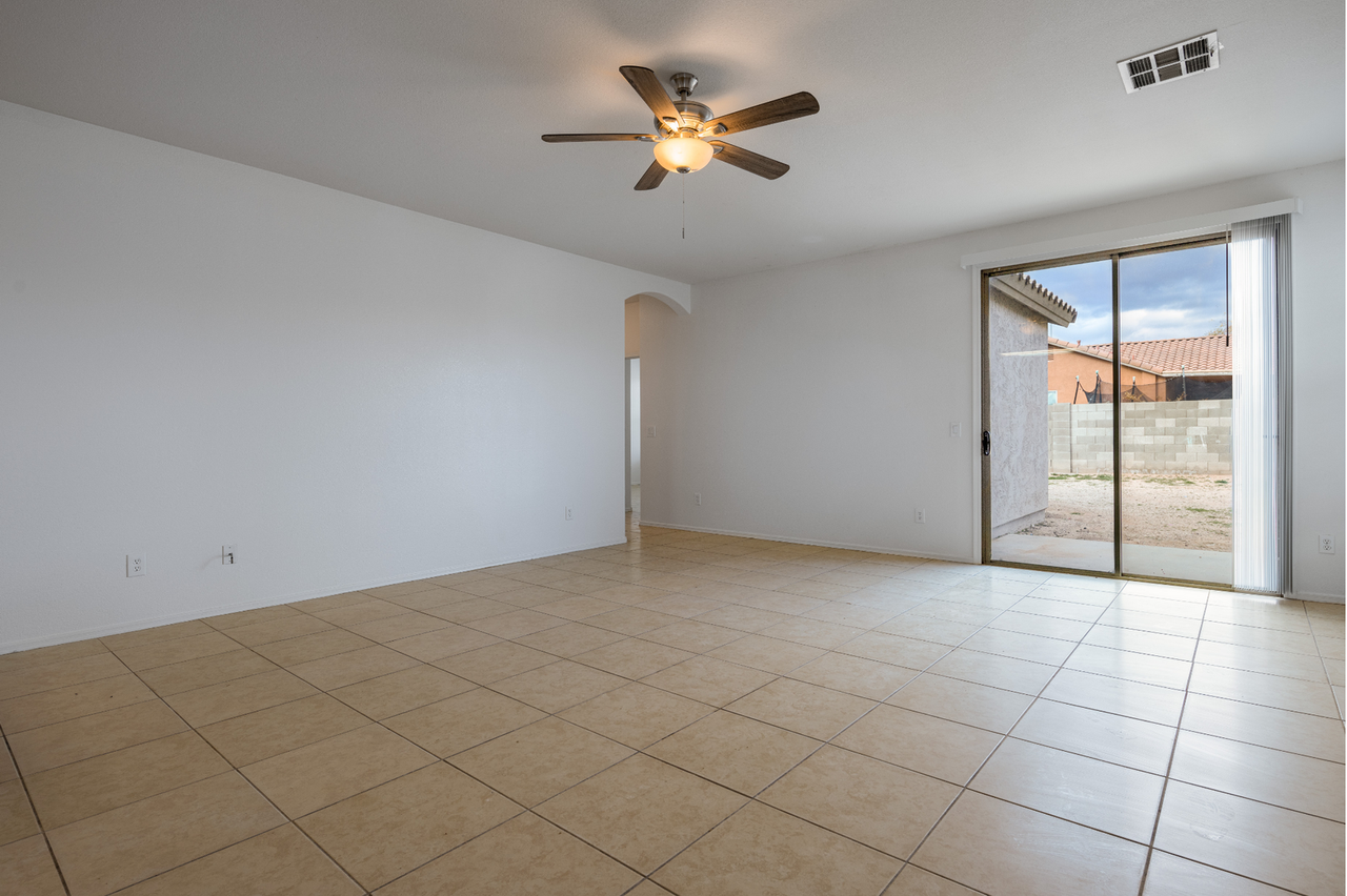 36496 W Pampoloma Ave - Photo 7 of 44