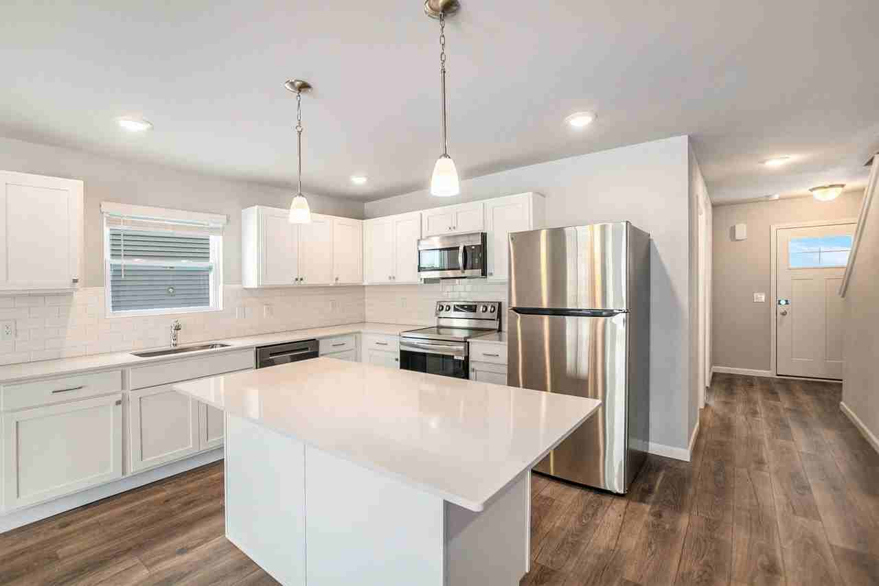 1139 Plymouth St - Photo 5 of 25